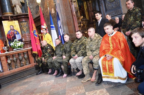 Єпископ-капелан Михаїл Колтун вмив ноги пораненим українським воїнам.(ФОТО) Єпископ-капелан Михаїл Колтун вмив ноги пораненим українським воїнам.(ФОТО)
